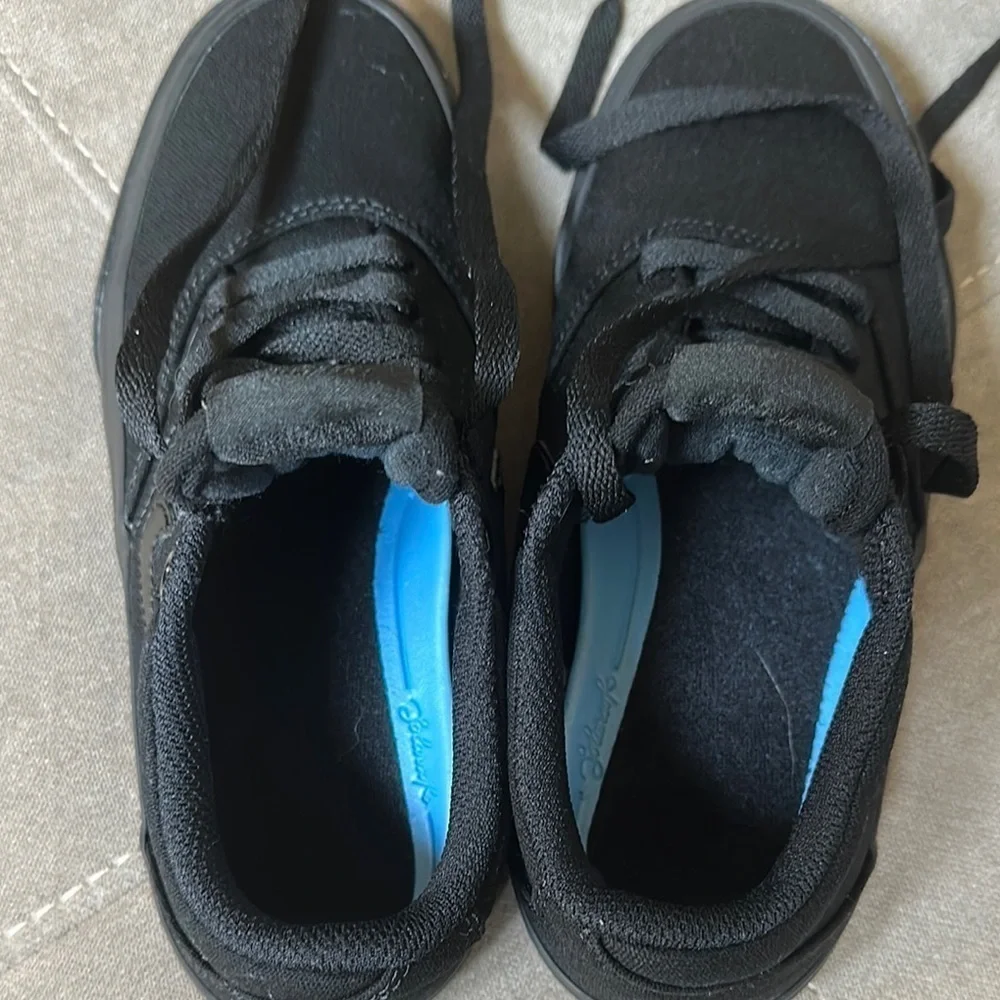 Nike Black Minimalist Sneakers with Sleek Design